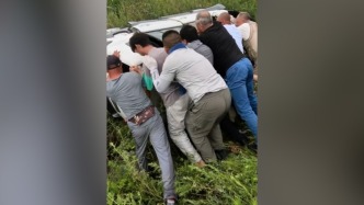 旅途中發(fā)現(xiàn)前方翻車，老年旅行團(tuán)多名成員幫抬車救人