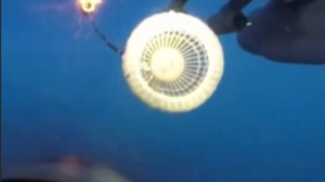 第一視角!運(yùn)油-20為殲-10夜間精準(zhǔn)對(duì)接加油