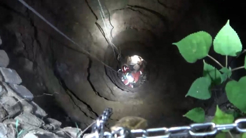 男子夜晚捉“知了猴”，不慎坠入20米深井被消防员救起