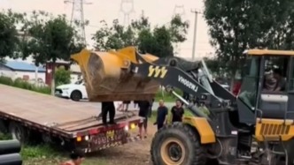 “咱不是為了錢！”河南大哥開抓機(jī)叫鏟車救貨車，分文未取暖人心