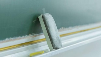 杭州英特外国语学校校长更迭引争议，学校发声明称系协商免职