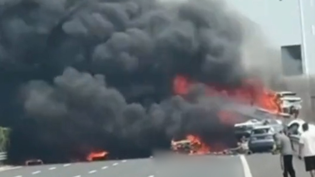 淮安交警：快遞運輸車高速上追尾新能源汽車運輸車起火，無人傷亡