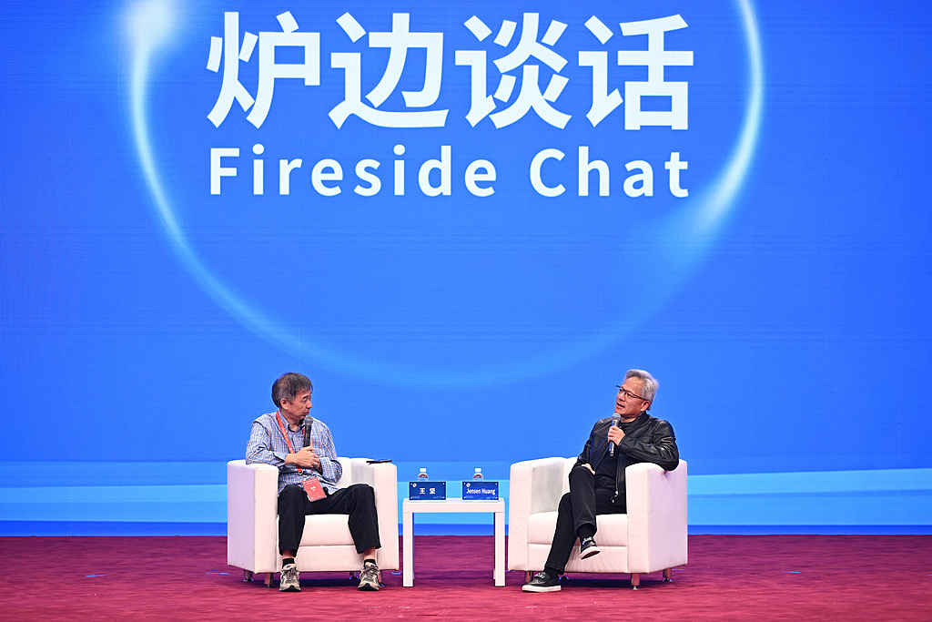 黄仁勋对话王坚：不能因为AI能解决问题而不再学习，年轻一代伴随AI成长让人羡慕