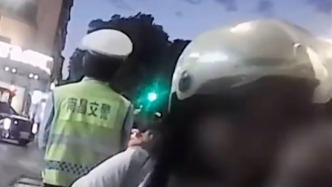 姑娘骑车一路流泪，交警拦下安慰：生活没有什么事是过不去的