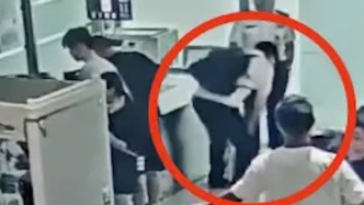 男子过安检被拦怒砸充电宝致起火，被行拘5日