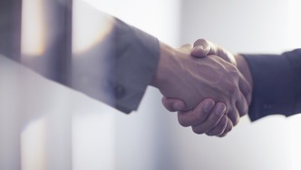 工信部副部長熊繼軍會(huì)見中國美國商會(huì)會(huì)長何邁可