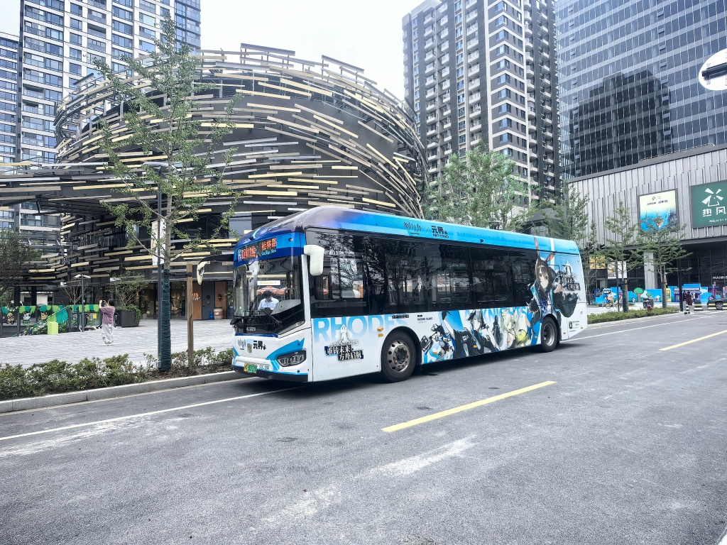 “痛车”停靠“痛站”：上海定制公交DZ411开通，可免费乘坐