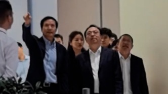 比亞迪王傳福現(xiàn)身小米工廠，雷軍陪同講解