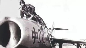 历史上的今天｜1956年7月19日，国产第一架喷气式战斗机歼-5首飞成功
