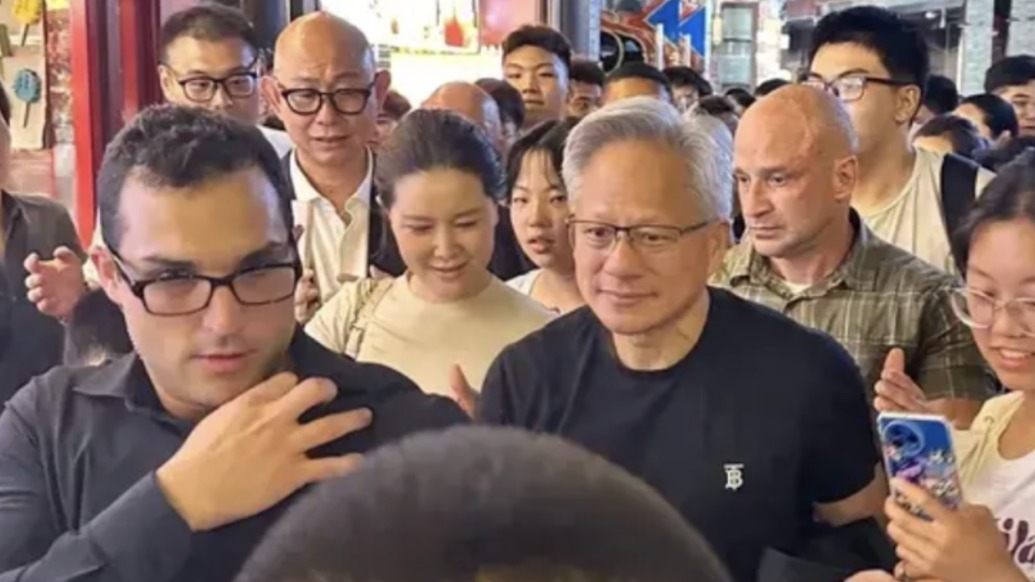 白天工作晚上逛街，黄仁勋现身北京什刹海