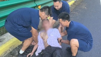 高温天老人晕倒路边，幸遇一队消防出警归队经过