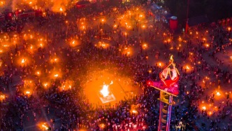 云南寧蒗彝族火把節(jié)啟幕:廣場(chǎng)矗立三支巨大火把,火龍蜿蜒數(shù)十里