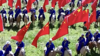 大美中國丨北疆兒女的深情告白，1000名騎手手持國旗策馬奔騰