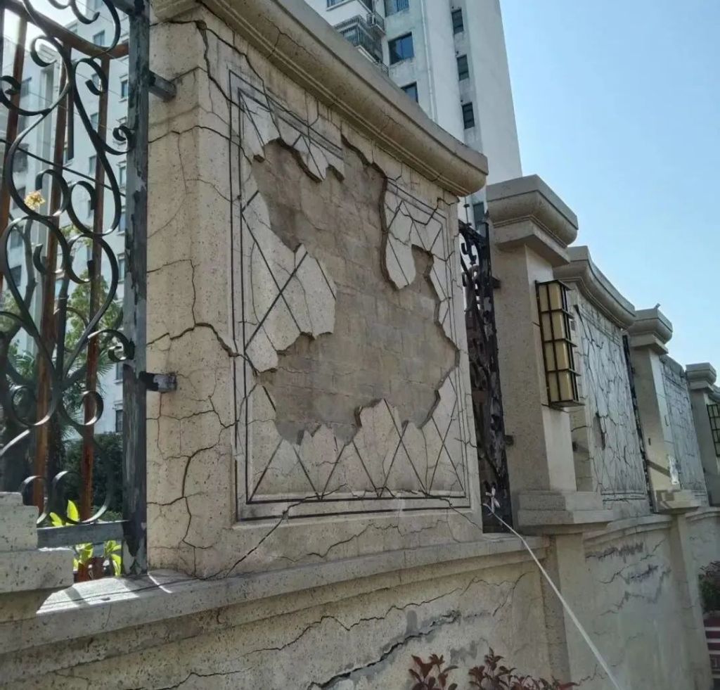 “家门口”围墙受损却因产权问题修缮难，如何多方协同解民忧