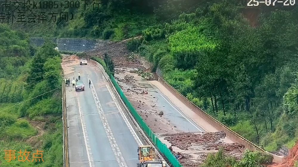 G85银昆高速会泽小乌龙路段遭遇泥石流：双向交通中断，正