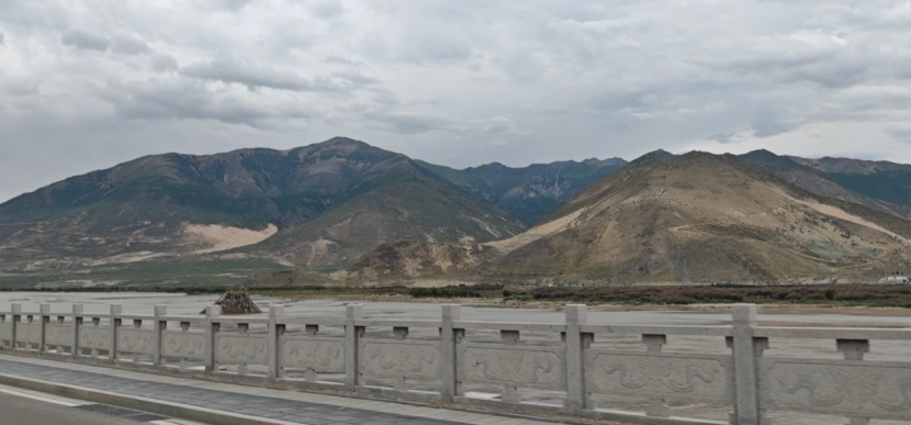 雅江两岸河谷沙地种出万亩苹果园，西藏扎囊苹果出口尼泊尔