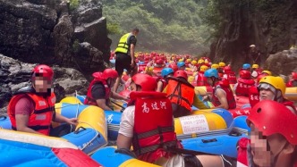 游客贵州漂流遭遇“堵船”，多次被撞翻后弃船走到终点，当地回应
