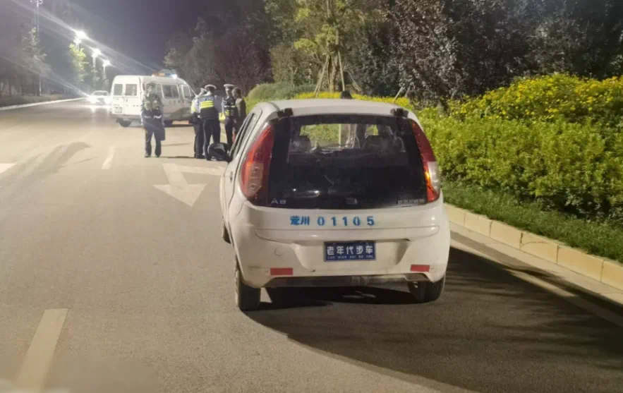 七旬老人醉驾“老头乐”逆行占道，对向司机报警后遭指责碰瓷
