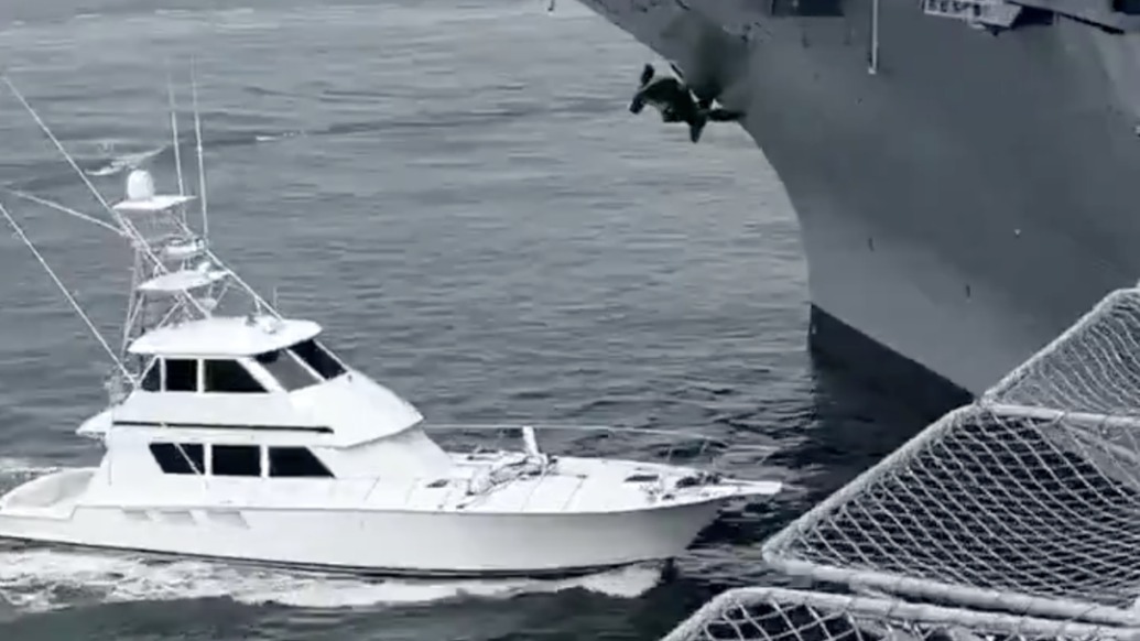 作为博物馆开放的“中途岛”号航母被游船撞击，船长涉嫌“酒驾”