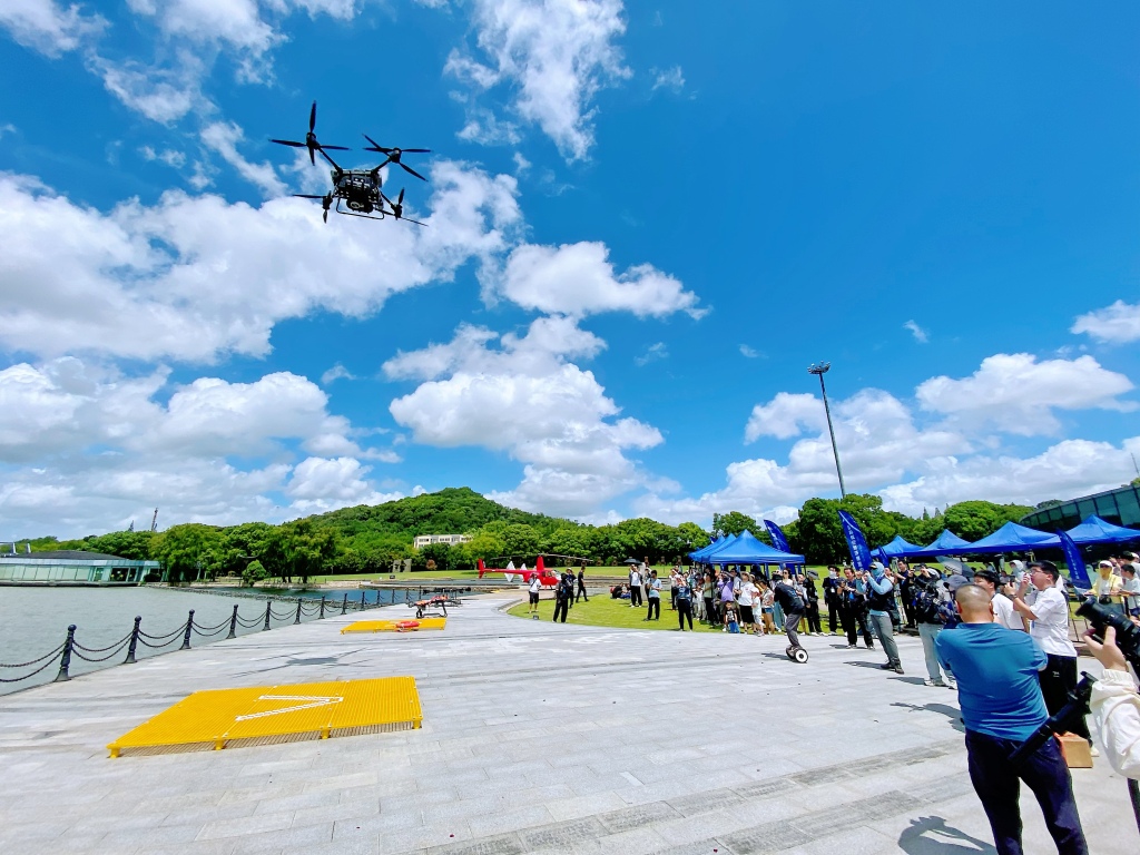 国际低空经济博览会“未展先飞”，功能各异的无人机在公园“炫技”