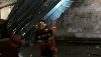 广西玉林：大风致铁皮棚悬空，消防冒雨紧急处置