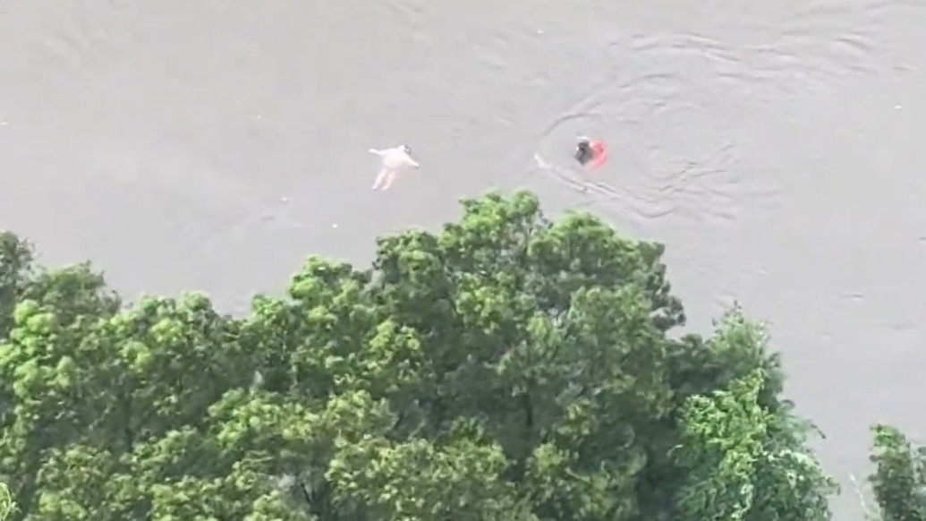 臺(tái)風(fēng)天消防員在湍流中逆游救人，目擊者：他們專業(yè)又勇敢