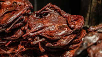 企業(yè)用3萬多只走私凍鴨制作醬板鴨，判決書：隨機抽檢禽流感病毒陽性