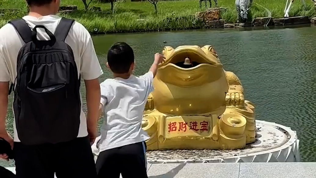 游客紛紛來(lái)南通這個(gè)許愿池，只為將愛(ài)心傳遞