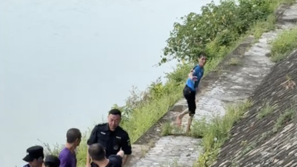 “就幫一下，這么簡(jiǎn)單”，外賣員跳橋救人后，擺擺手轉(zhuǎn)身繼續(xù)送單