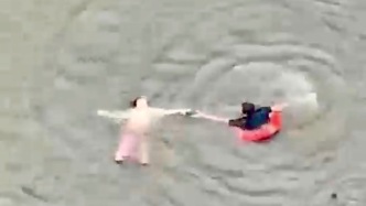臺(tái)風(fēng)“韋帕”致河水暴漲，女子被沖入急流，消防員逆流而上一把拽住