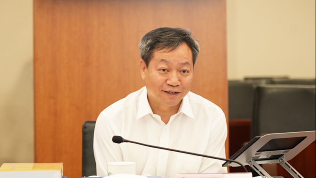 严天文，已赴任湖北