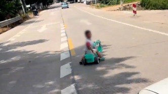 幼童獨自“開”玩具車上路，路過司機幫找家人