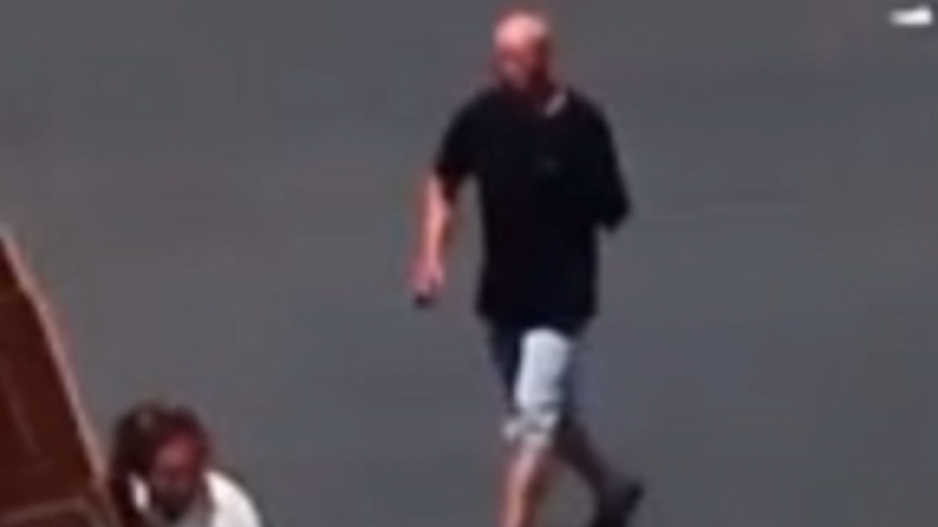 危急時(shí)刻，獨(dú)臂大哥等26位熱心人四面八方跑來抬車救人