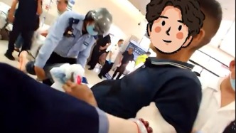 “吐血吐得一塌糊涂！”上海街頭男子突發(fā)疾病，輔警緊急護(hù)送就醫(yī)