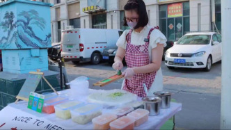 女生高考后自學熬醬擺攤：做一些力所能及的事，幫父母分擔壓力