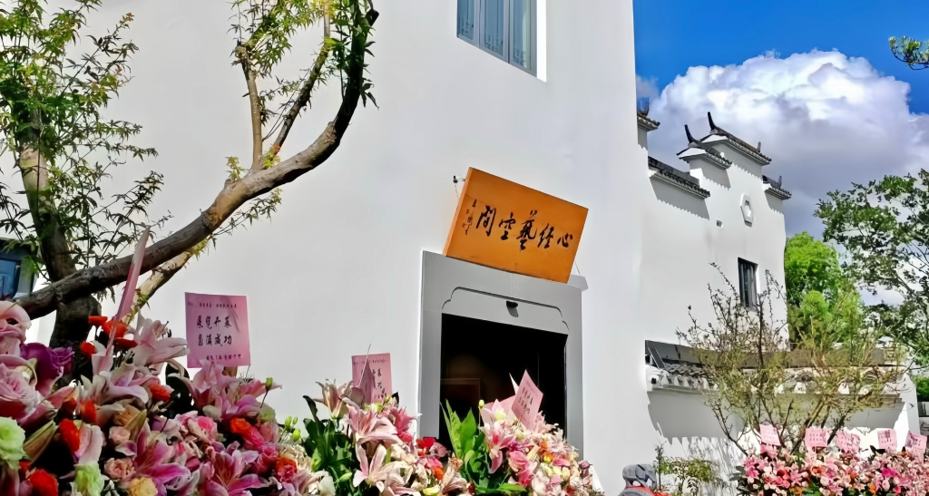 公园深处邂逅“摩登诗行”，张恢艺术展举行