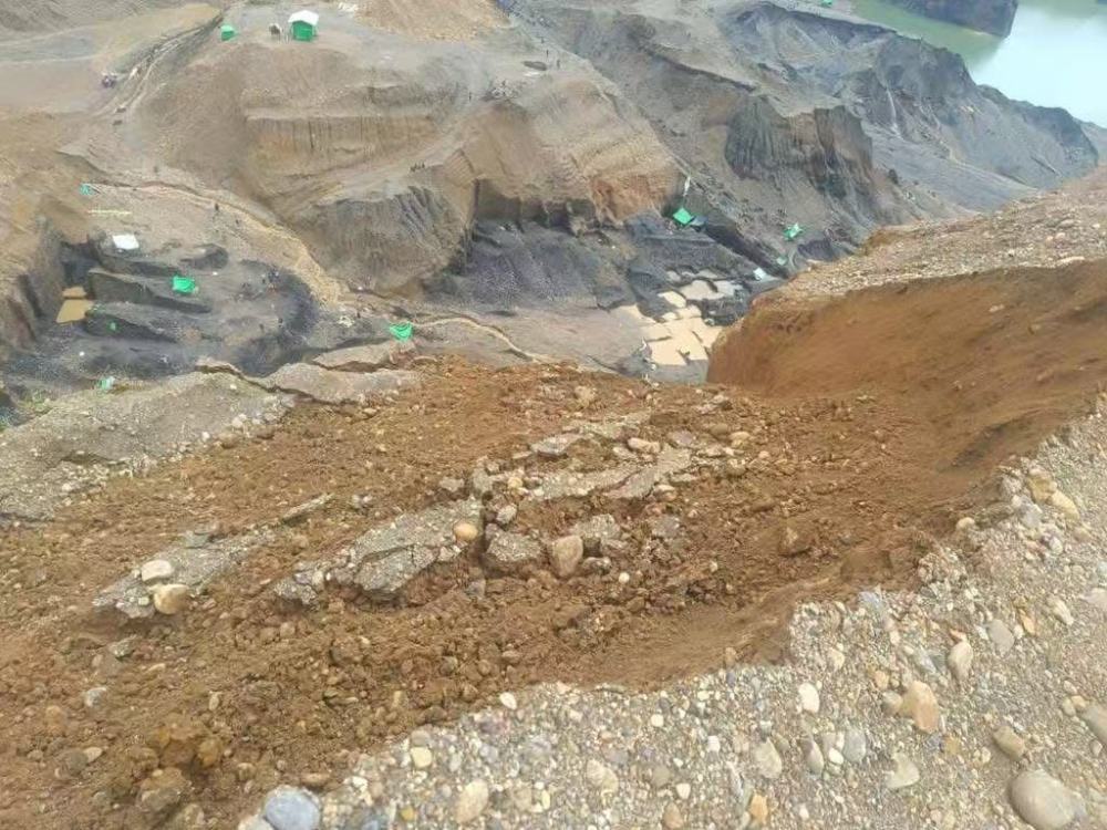 缅甸北部一玉石矿区坍塌，约20人失踪