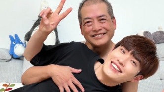 長大后我就成了你！“生在臺北長在上?！钡男』铮瑫癯雠c父親35年合照對比 