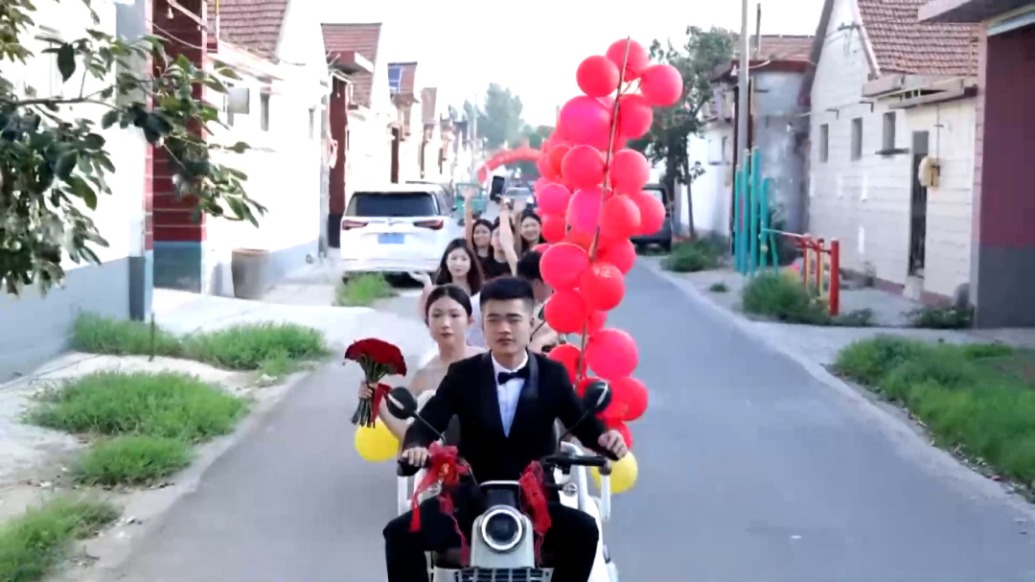 “00后”新人用電動(dòng)三輪車接親，新娘：我的創(chuàng)意，我們的浪漫