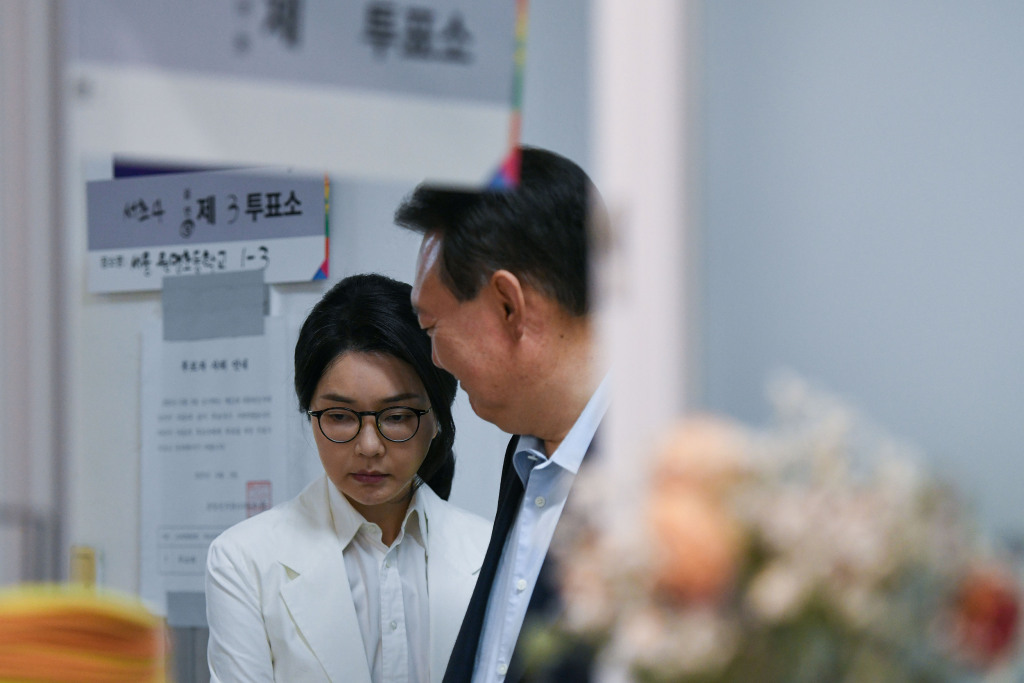 韩前总统夫人金建希博士学位被撤销