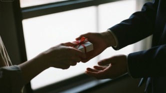 “小礼物”也能窃照窃听，国安部发布出境旅游安全提示