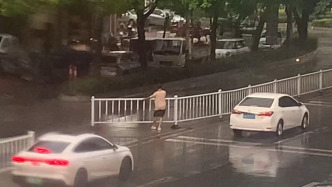 快遞員臺(tái)風(fēng)天徒手清除路障獲贊，公司再獎(jiǎng)七千元