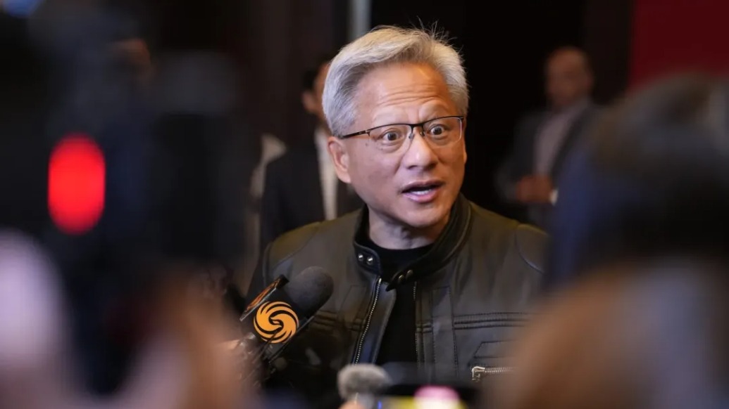 黄仁勋接受央视采访自曝:总感觉公司快倒闭了,每天尽可能早起