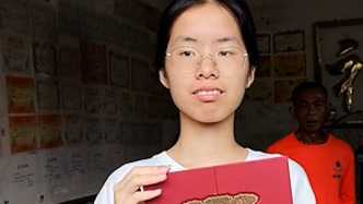 乡村女生考取北大：邮政车驶过土路送来录取通知书，墙上贴满奖状
