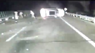 目睹前車側翻起火，男子下車踹破車窗玻璃救出3人