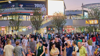 上海乐高乐园旁的商业街夜里人从众，金山出台“20条”助力文旅消费
