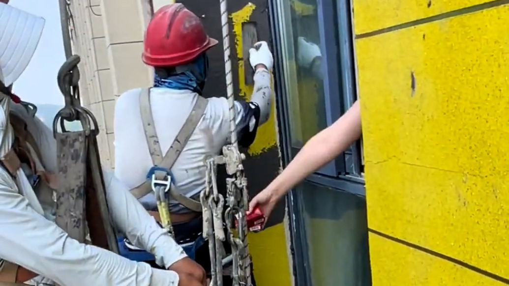 業(yè)主大姐為“蜘蛛人”隔窗送水，工人：被這份突如其來的善意感動(dòng)