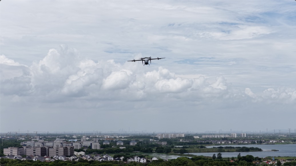 低空經(jīng)濟(jì)應(yīng)用加速落地！全球首架“三證齊全”噸級以上eVTOL交付