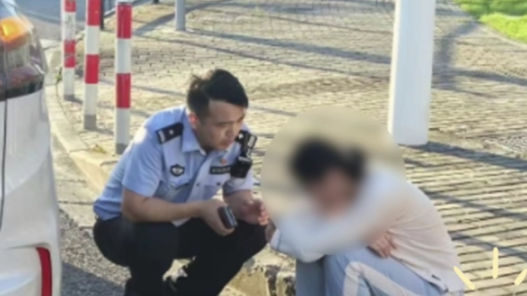 “可以去我那里放聲大哭”，女孩和父母發(fā)生爭執(zhí)，上海民警蹲在路邊開導安慰