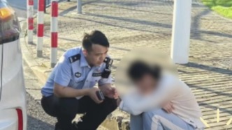 “可以去我那里放聲大哭”，女孩和父母發(fā)生爭(zhēng)執(zhí)，上海民警蹲在路邊開(kāi)導(dǎo)安慰